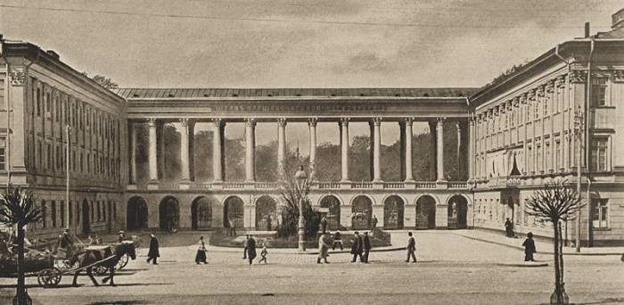 Lata 1910-1915. Kolumnada Pałacu Saskiego, zbudowana według planów Adama Idźkowskiego w 1837 r. Fot. "Album starej Warszawy i jej okolic"/fotopolska.eu/