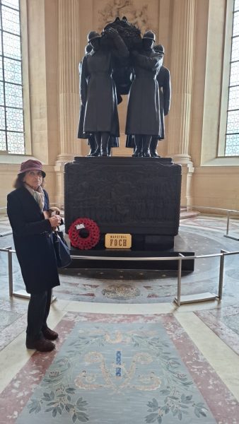 Maria Dembińska; zdjęcie robione porankiem, kiedy Remy B-F. odszedł do Pana; Maria, nie wiedząc o tym, pisze sms'a, że właśnie byliz mężem Andrzejem przy sarkofagu Marszalka Foch'a.