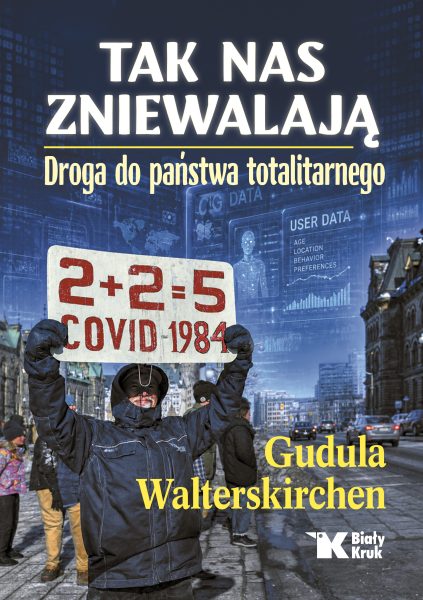 Protesters in winter coats hold a sign reading 2+2=5 and COVID-1984 in a city street with a blue, tech-themed backdrop and bold Polish title above.